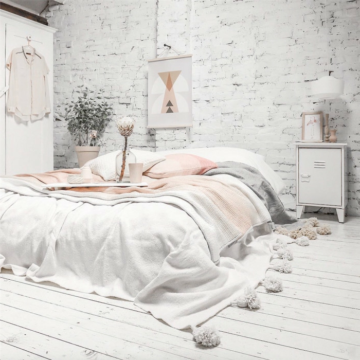 chambre bohème blanche, sol en planches blanches, mur briques blanches, décoration chambre adulte moderne, couverture de lit blanche avec franges