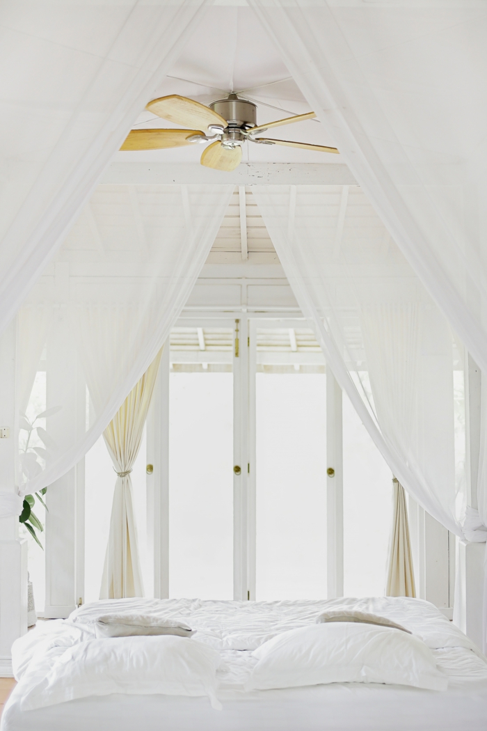 chambre super blanche, lampe ventilateur, voiles blancs, décoration chambre adulte moderne, chambre toute blanche