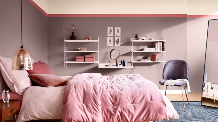 petites étagères blanches dans une chambre à deco romantique, murs roses, literie rose, lampe cuivrée suspendue, tapis bleu