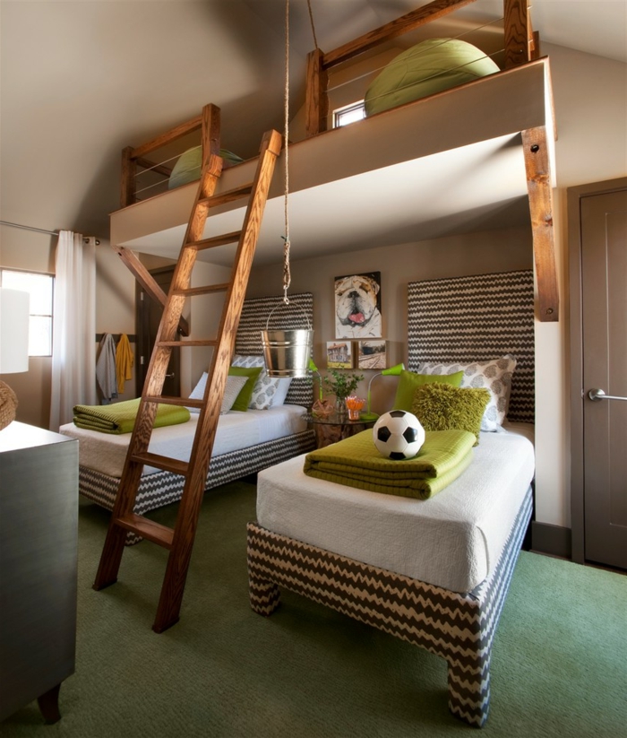 peinture chambre enfant, échelle en bois, deux lits au sol et deux lits sous le plafond, tapis vert
