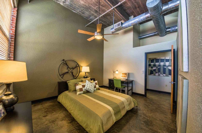 intérieur industriel, plafond style loft, deco chambre enfant garcon tapis vert d'olive
