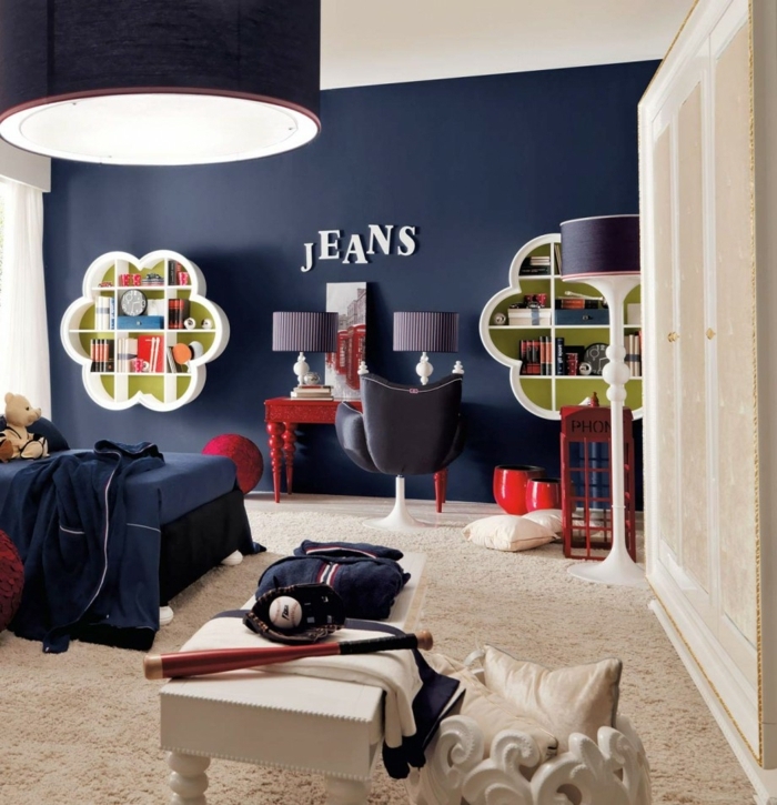 peinture chambre enfant, lampe suspendue, étagère forme originale, mur bleu foncé, petit bureau rouge, table basse blanche
