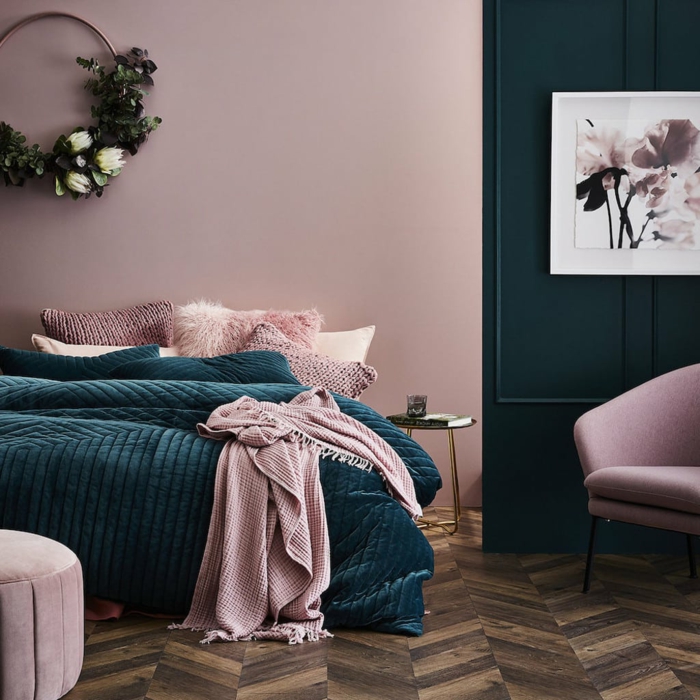 peinture chambre adulte rose, tabouret et fauteuil rose, parquet chevron, couronne décorative plante artificielle, peinture abstraite