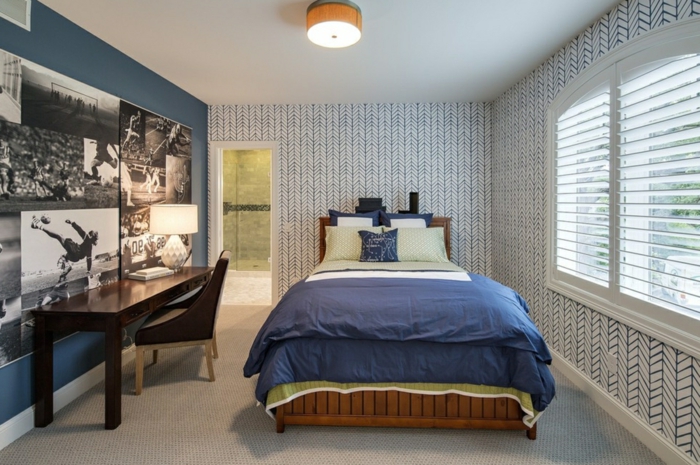 chambre bleue, deco chambre enfant garcon, bureau en bois foncé, posters muraux, parure de lit bleu, papier peint géométrique