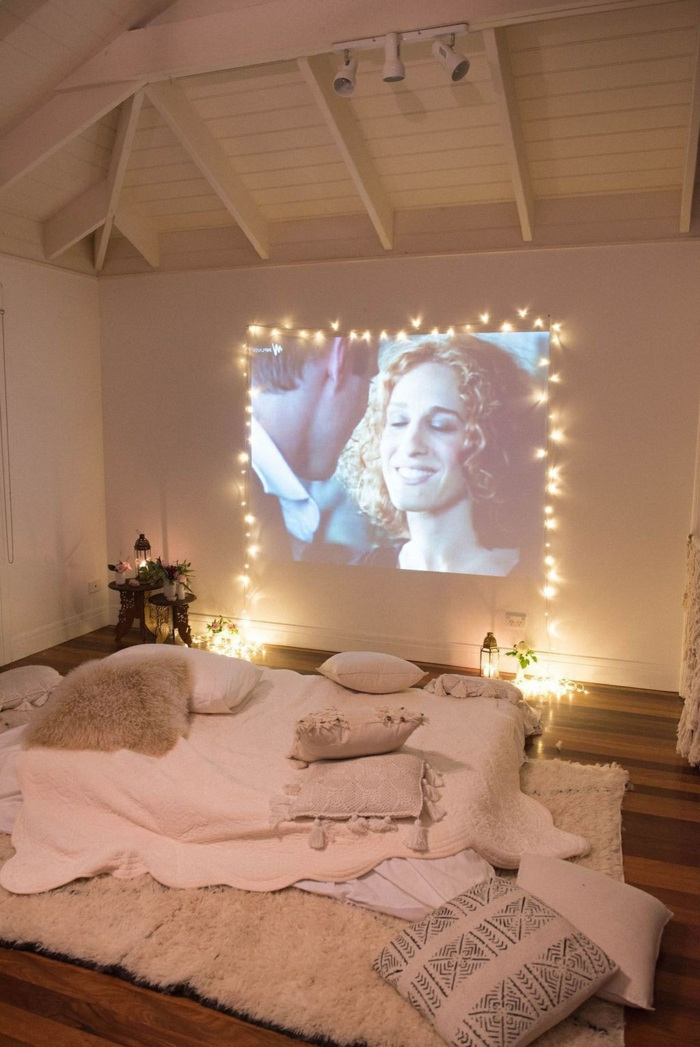 deco chambre romantique, cinéma privé, literie rose, plafond en poutres blanches, déco avec lanternes