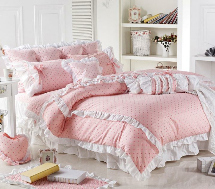 lit rose pointillé, coussins pointillés, petit coussin en forme de coeur, étagère intégrée blanche, tapis clair