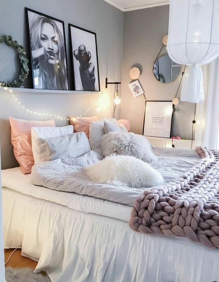 deco romantique chambre à coucher, coussins roses et blancs, portraits monochromes, tablette blanche, plaid grande maille