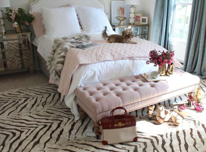 décoration chambre adulte moderne, tapis print animal, banquette de lit rose, jeté de lit rose, sac et chaussures à hauts talons