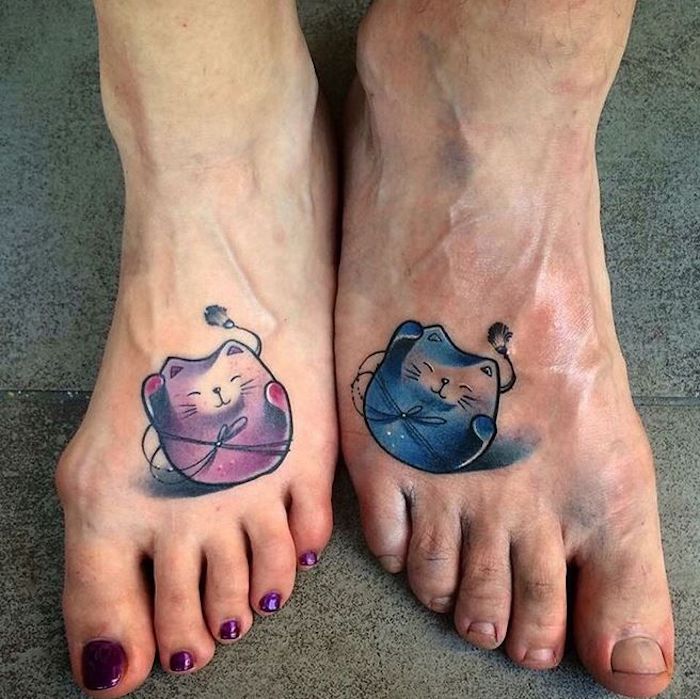 Fille tatouée montre ses orteils parfaits Fille tatouée montre ses orteils parfaits