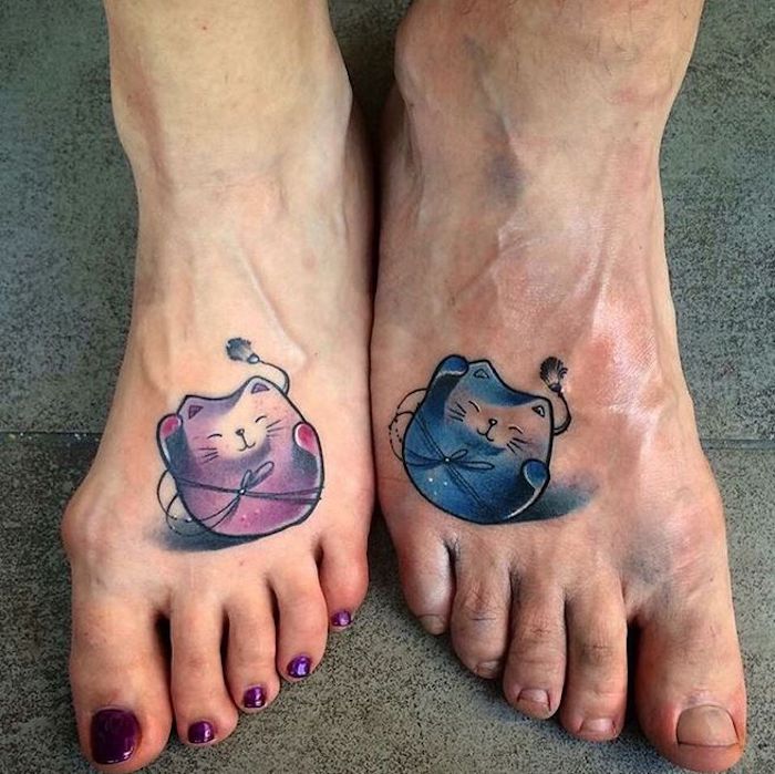 Chatons mignons kawaii coloré sur les pieds, tatouage en commun, tatouage de couple, modèles à faire à deux tattoo
