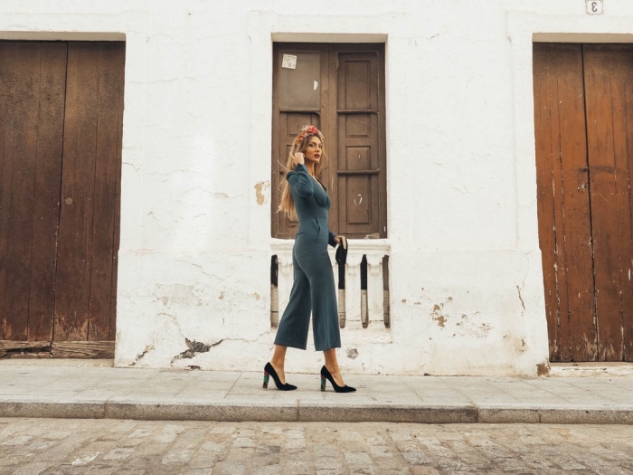 vêtement chic pour assister à un mariage, modèle de combinaison jupe culotte de couleur gris foncé avec décolleté en V
