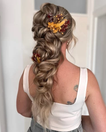 cheveux en tresse longue accessoire branche fleurs sechees