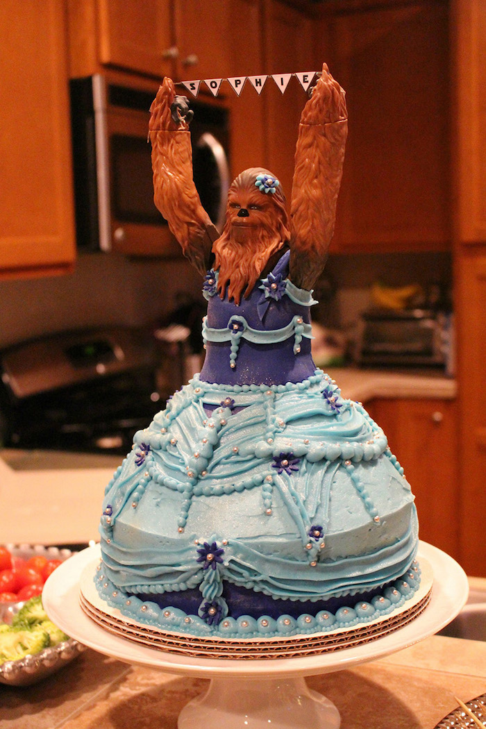 Chewbacca gâteau princesse avec robe de princesse bleu en pâte à sucre, magnifique réalisation pour anniversaire de fille sophie