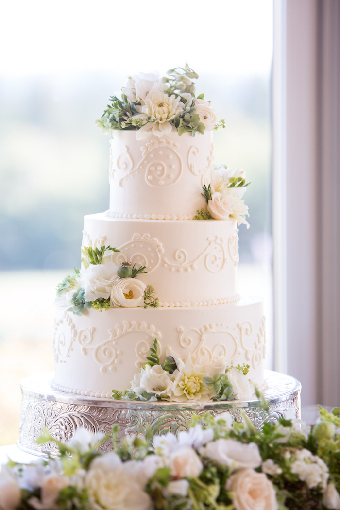 Wedding cake mariage blanche, image de gateau joli avec décoration fine de pâte à sucre blanche, les gateaux mariage, gateau americain mariage