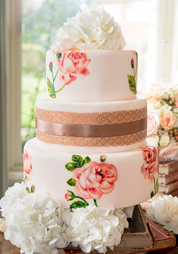 Gateau au chocolat blanc couvert de pate à sucre rose pale avec dessins de roses, image de gateau pièce montée mariage choux, comment décorer un gateau