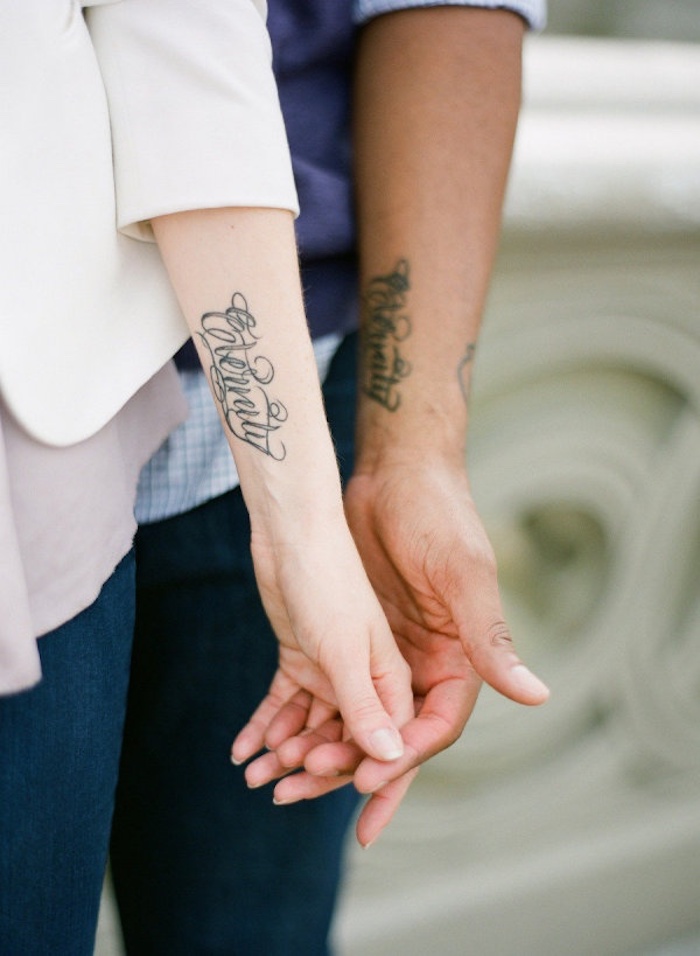 Phrase éternité tatouage joli font, idée tatouage de couple, tattoo romantique sur la main pour le mariage 