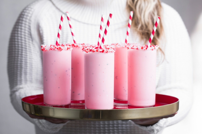 boisson rafraichissant, milkshake fraise, cinq tasses de milkshake rose aux morceaux de fruits
