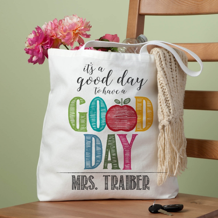 accessoire sac à main blanc avec lettres citations en feutres pour textiles, modèle de tote bag blanc avec lettres colorées