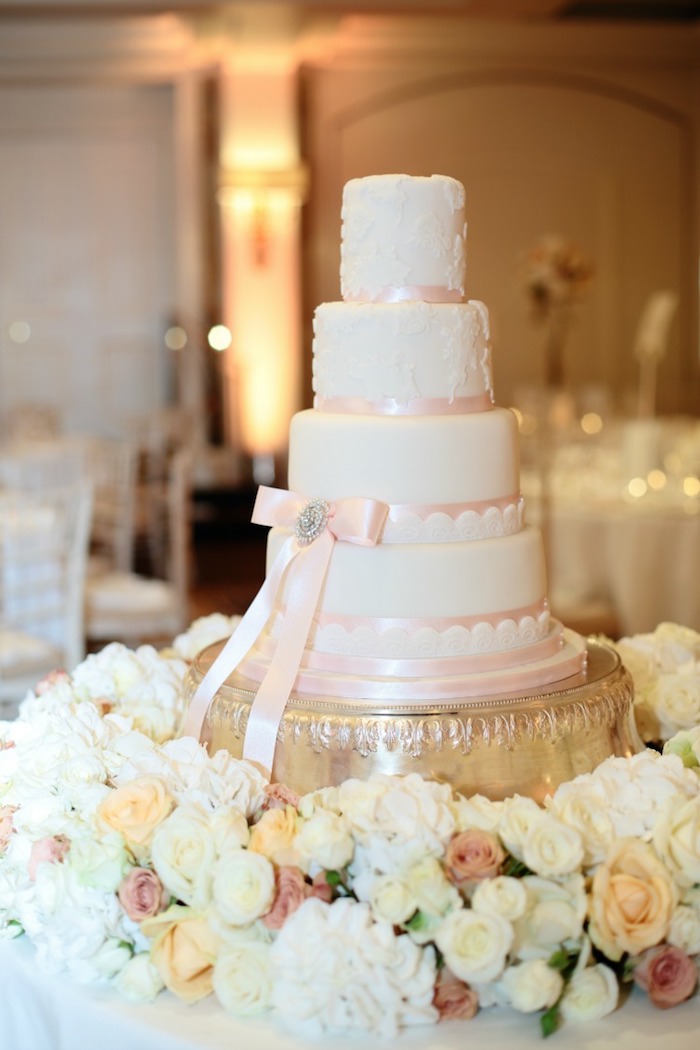 Comment décorer le gâteau mariage classique avec rugains roses, le plus beau gateau de mariage du monde, gateau romantique