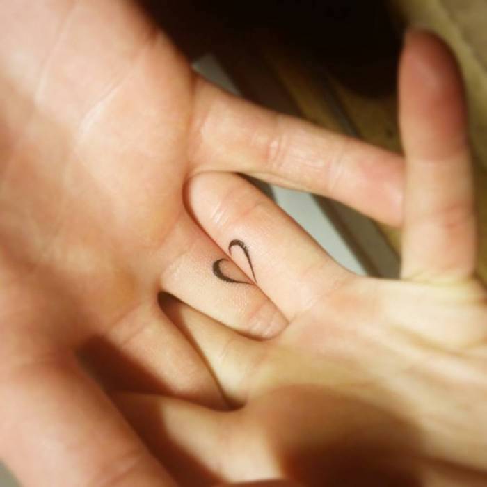 Tatouage complementaire coeur sur les doigt, tatouage couple discret, tatouage symbole, tatouage amour et fidelite