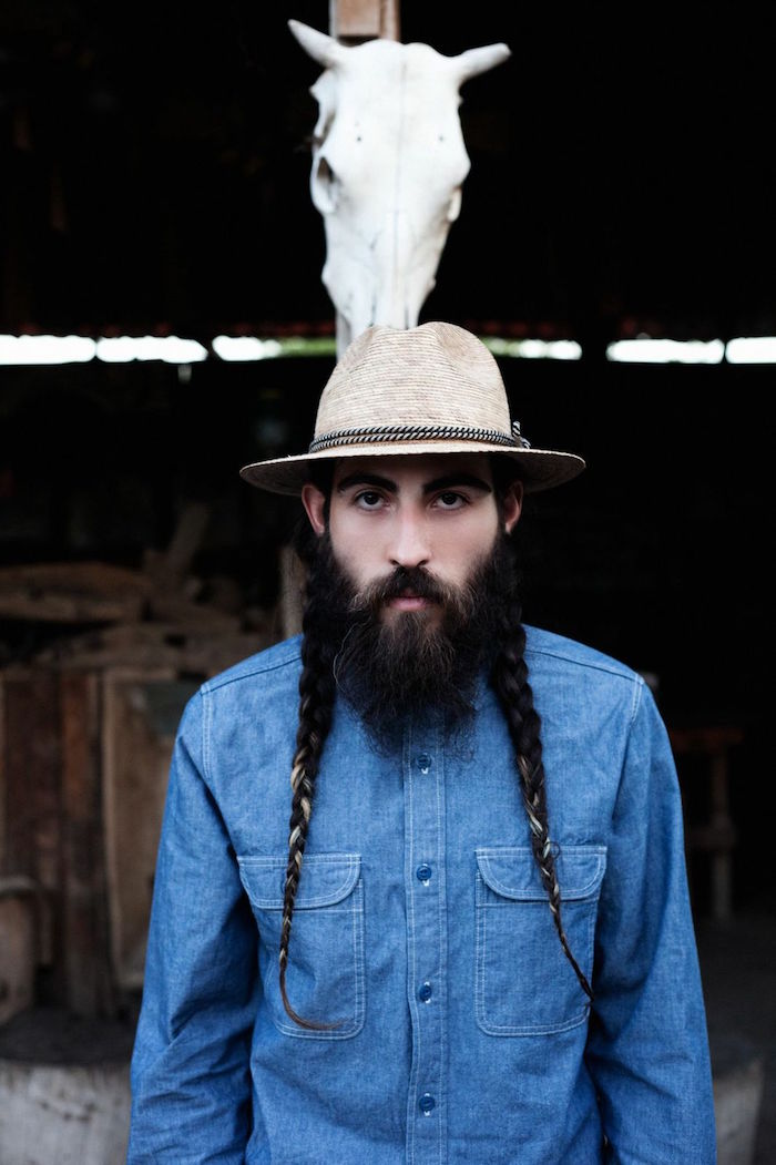 photo double tresse homme sur le coté avec cheveux longs et barbe longue style hipster fermier