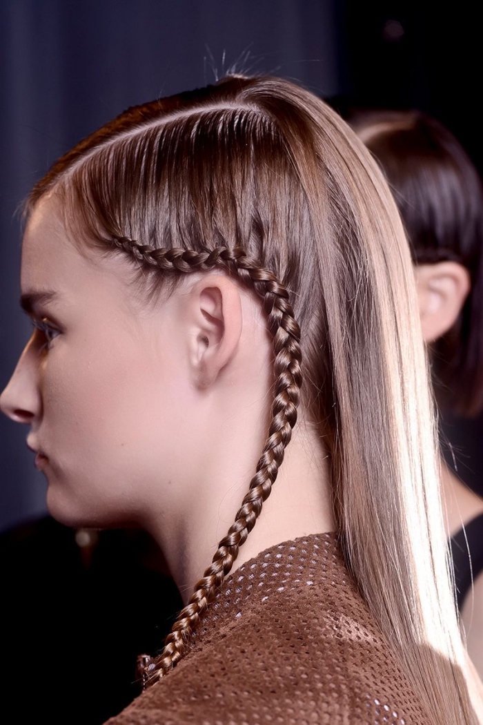 magnifique idée coiffure moderne de côté avec une petite tresse collée, exemple de coiffure pour cheveux raids