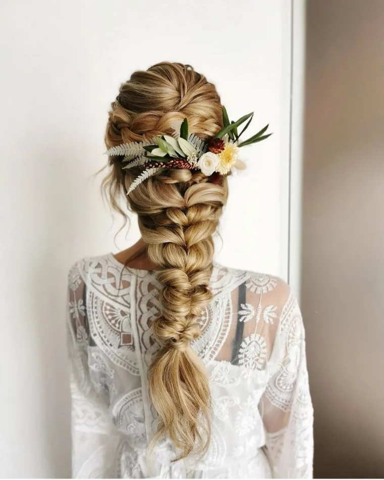 coiffure mariage tresse volumineux accessoire branches fleurs feuilles vertes