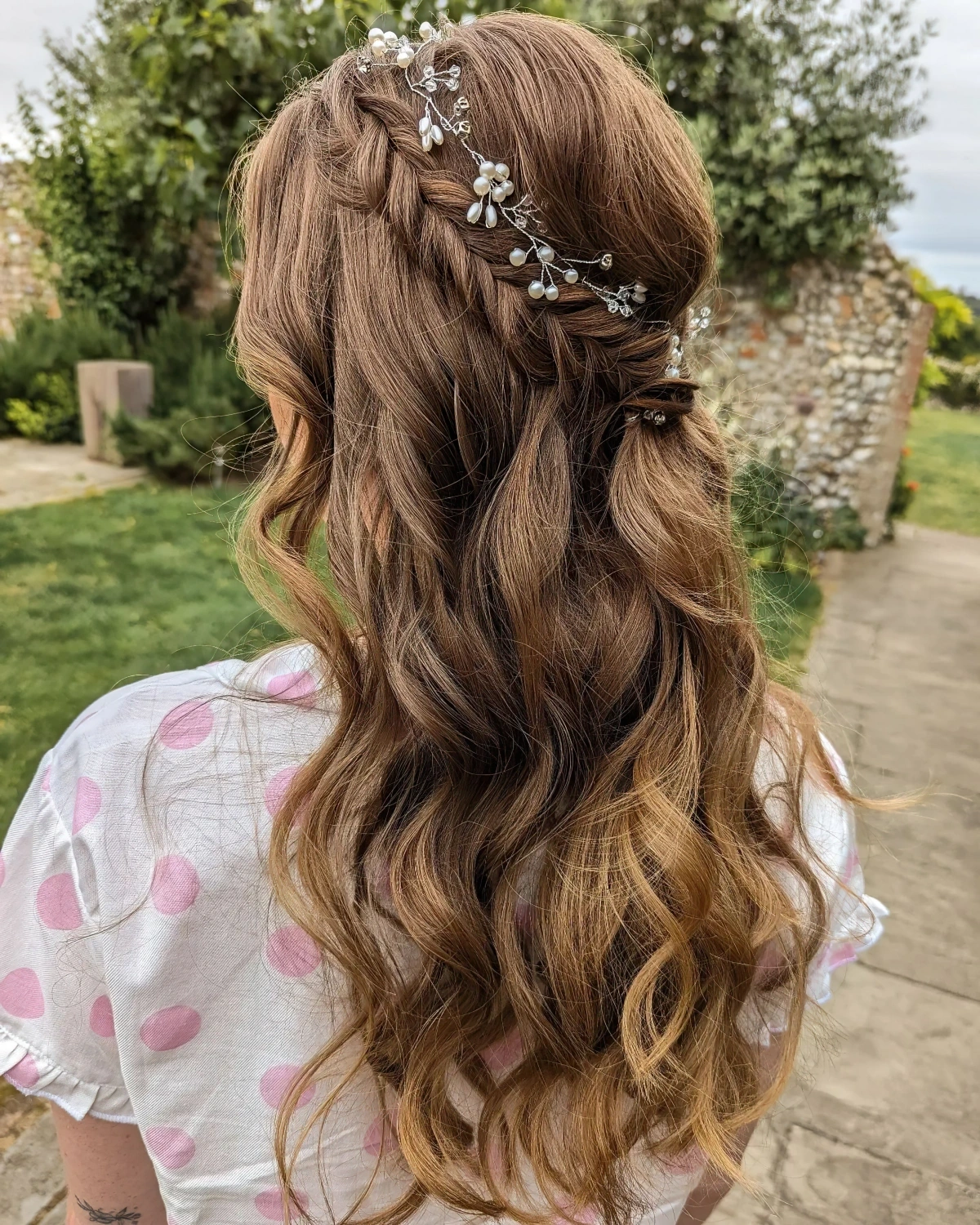 coiffure pour mariage cheveux long diademe perles fleurs branches