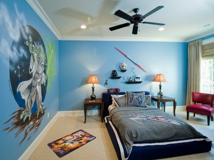 chambre bleue, murs bleus, lit posé directement au sol, ventilateur au plafond, petits chevets baroques, chambre garcon bleu