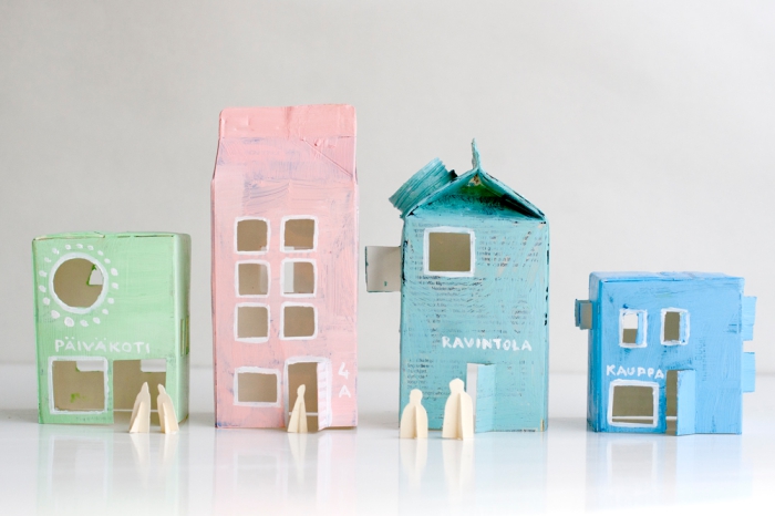 des briques de lait détournées en maisons en carton pour enfant, activité manuelle primaire pour faire une maison en carton