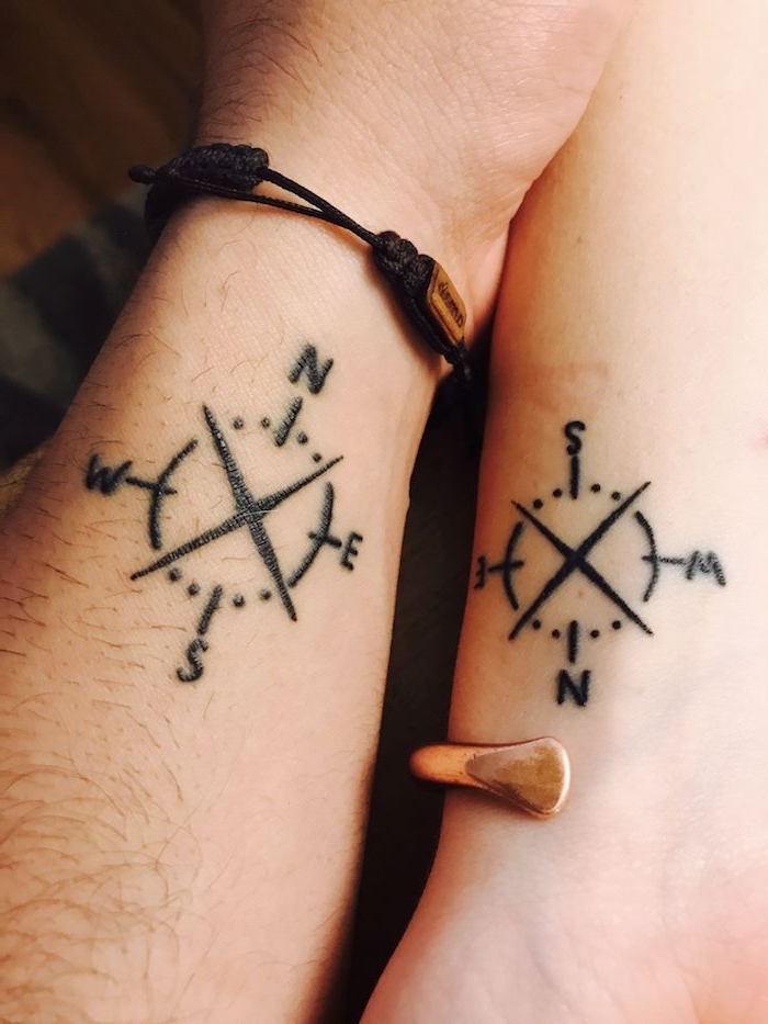 Compas tatouage symbole de la direction pour couple qui a trouvé son chemin, initiale tatouage, quel est le symbol de mon tatouage, homme et femme dessin sur peau
