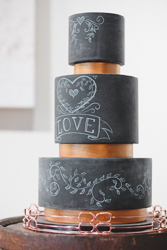 Un gâteau de mariage original en pate à sucre noir ardoise avec signe amour, wedding cake mariage gateau, originale idée pour gâteau de mariage hipster, la meilleure idée gateau chocolat couvert de fondant noir