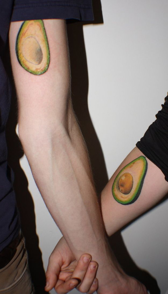 Cool idée de tatouage avocat, tatouage en commun pour copine et copaine, main tatoué pour elle et lui