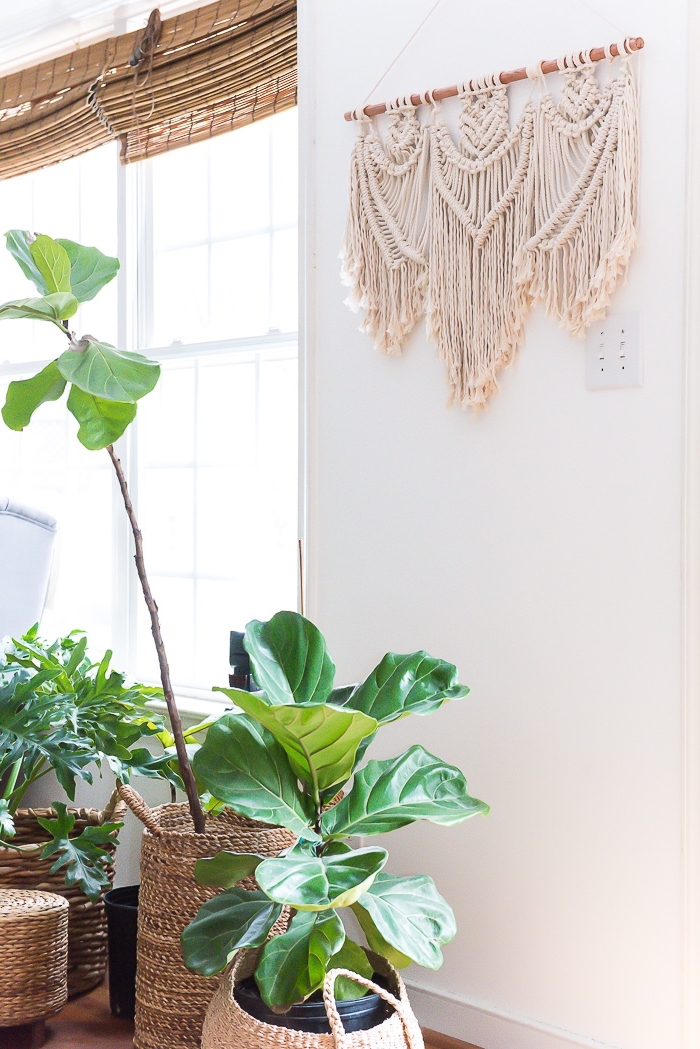 comment décorer un salon blanc en style bohème et jungle avec accessoires en fibre végétal et diy création en macramé