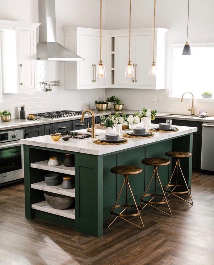 un ilot de cuisine avec espace bar plein de caractère grâce à l'association d'un plan de travail en marbre et le vert saturé de la structure de base