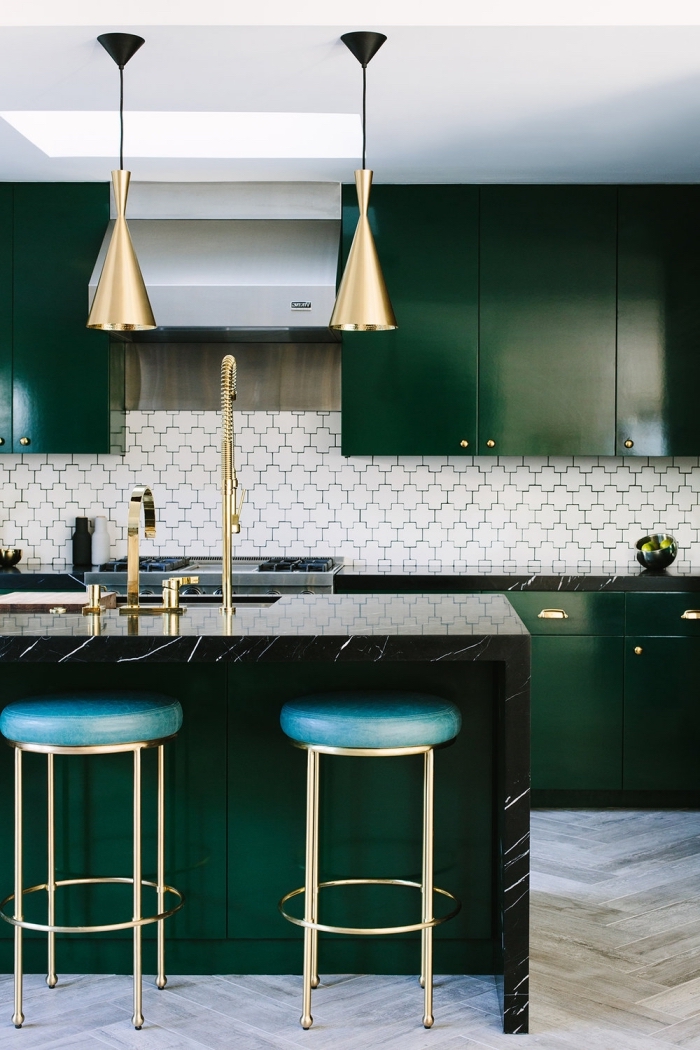 cuisine design modern en vert sapin et noir aux accents dorés équipée d'un ilot centrale avec comptoir de marbre noir à veines subtils 