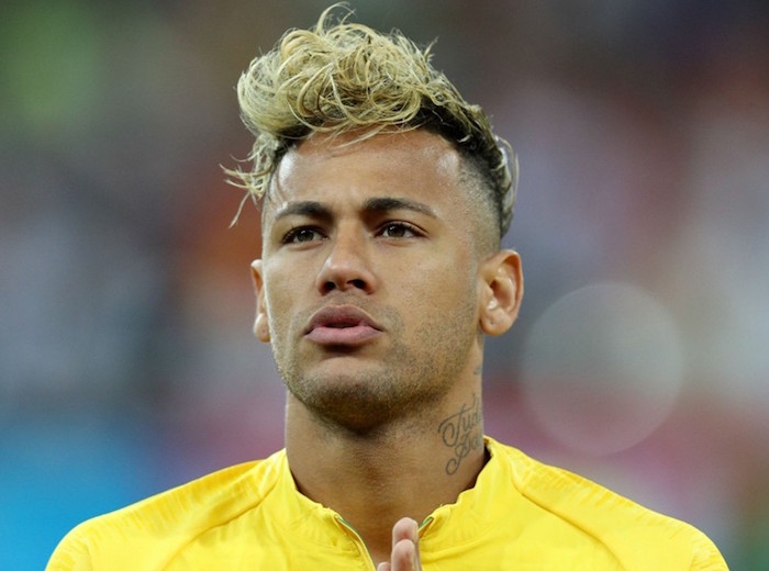 coiffure neymar coupe du monde 2018 avec meche blonde sur cheveux en spaghetti et coté court