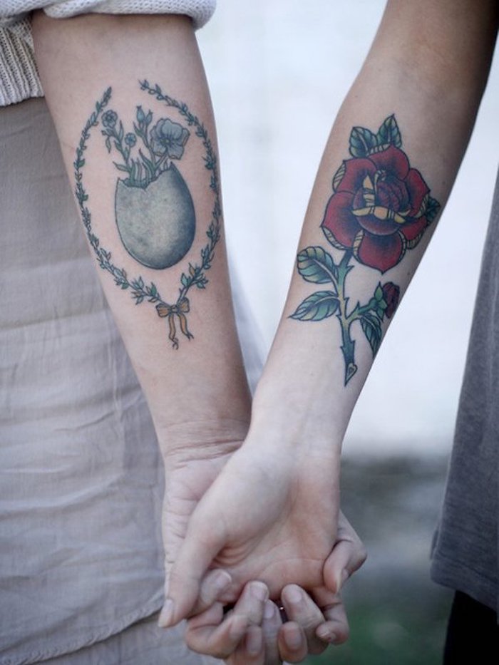Fleurs pour tatouage vintage pour couple cop copine, main tatouage avec fleurs colorés