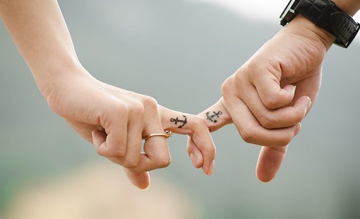Ancre sur le doigt pour montrer que vous avez trouvez votre partenaire pour la vie, tatouage doigt marine