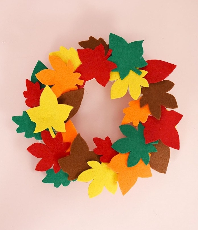couronne de feuilles mortes en feutrine de couleurs variées rangés en cercle, bricolage deco automne