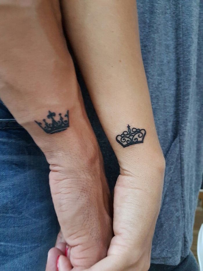Petite tatouage couronne sur le poignet, tatouage de couple royale, couronne pour femme et homme
