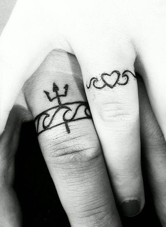 Cool idée pour les couples amoureux, dessin anneau tatouage de couple, tatouage couronne onde et coeur, le roi de l'océan