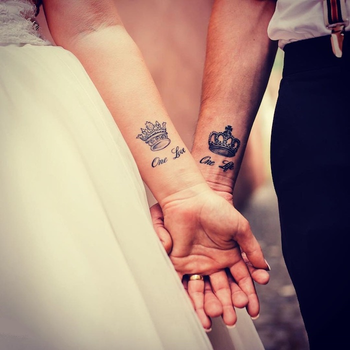 Couronne tatouage joli avec citation un amour, idée tatouage de couple, tattoo romantique pour la couple mariée