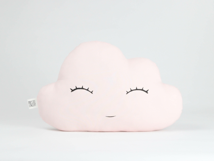 deco baby shower garcon, coussin en tissu rose pale en forme de nuage souriant, accessoire pour le lit de bébé, jouet moelleux