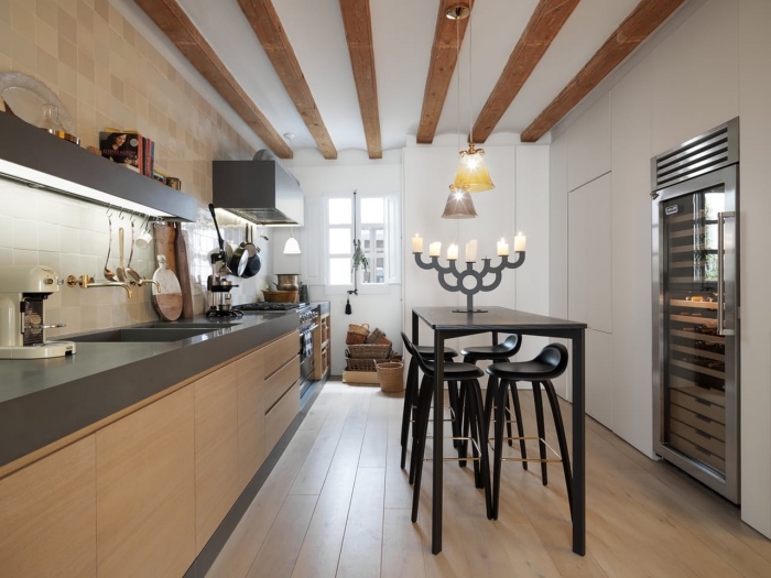 idée comment aménager une cuisine moderne en bois et gris avec plafond blanc et bois, modèle de table à manger haute et noire