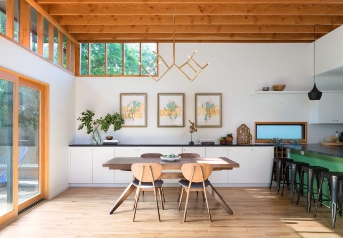 modèle de cuisine blanche avec plafond en bois, idee pour refaire plafond, exemple de rangement mural avec étagère de bois