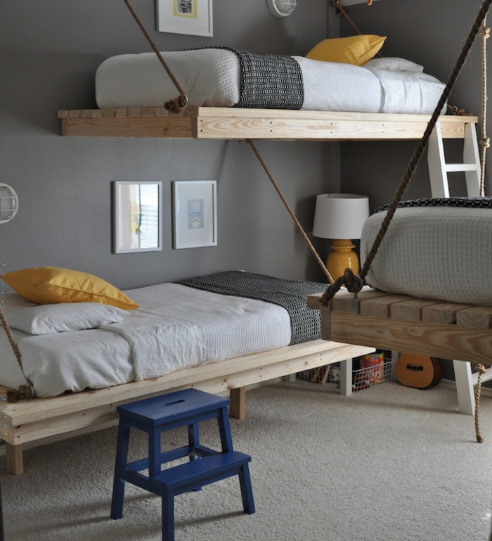 chambre grise avec des lits suspendus originaux, tapis blanc, peinture chambre enfant anthracite