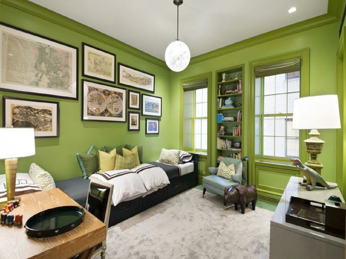 idee deco chambre garcon, tapis gris, petit bureau en bois, peinture murale verte