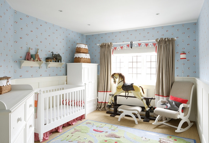 petites étagères murales blanches, lit bébé blanc, tapis joyeux, fauteuil berçant, rideaux taupe