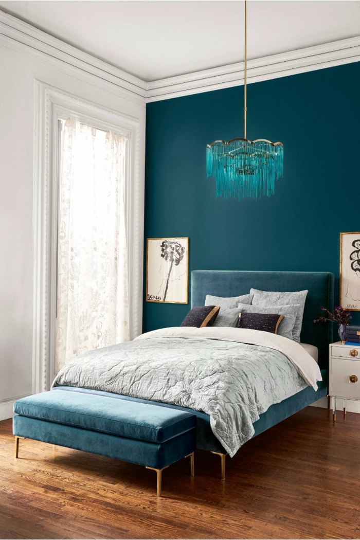 peinture chambre adulte bleue, plafonnier bleu au-dessus du lit, lit bleu et gris, banquette de lit veloutée, chevets blancs